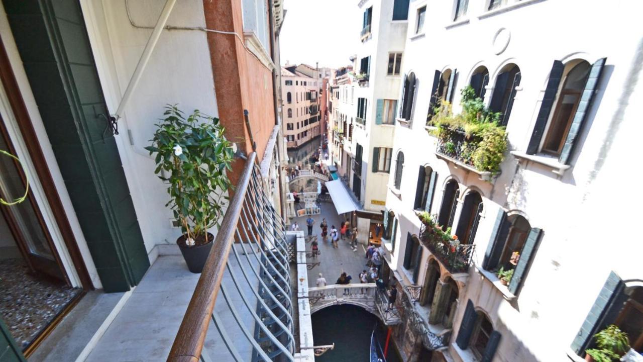 Ai Bareteri Luxury Canal View Veneza Exterior foto
